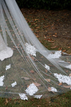 Load image into Gallery viewer, Bridal Apparel Lace Train Veil with Pearl || CGC575B