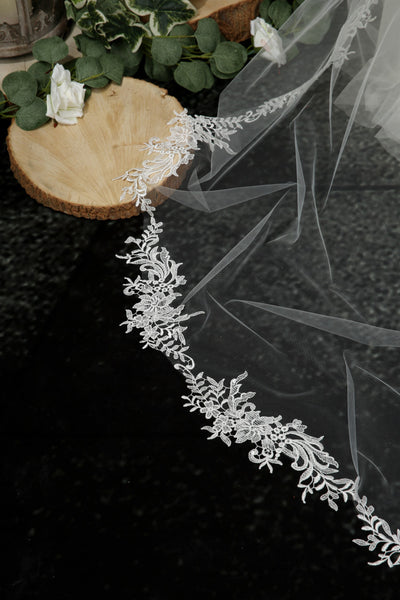 Bridal Apparel Delicate Sequinned Lace Veil || CGC574C
